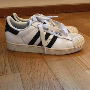 Äldre modell av Adidas Superstar. Använda max 5 gånger och ser i princip ut som nya. Frakt ingår ☀️