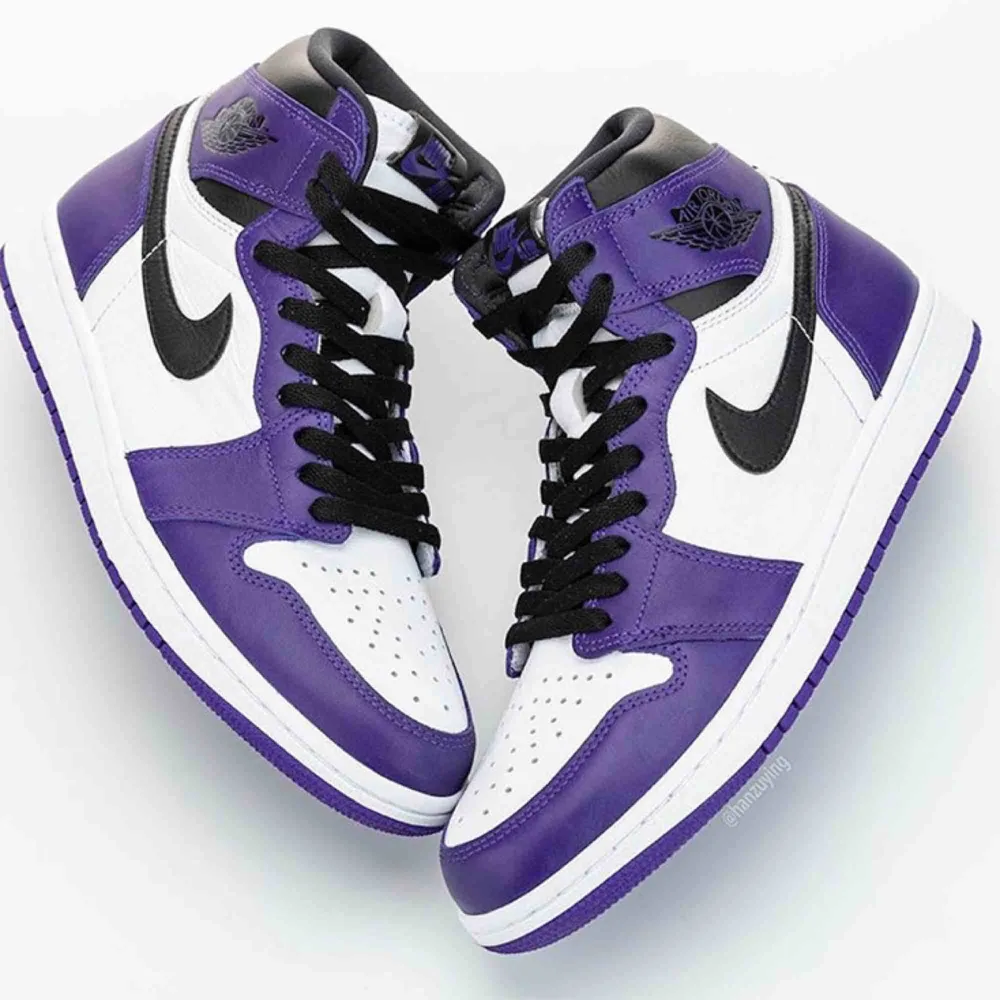 Air jordan 1 retro high OG court purple. Har aldrig användt dom skosnörena är fortfarande oöppnade. Dom är true to size och 25 cm långa. Frakt betalas av köparen. Högsta bud vinner så bud. Skor.