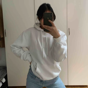  - Vit oversize hoodie i storlek XS-S, fint skick utan fläckar eller liknande.   Köpare betalar frakt 💝 