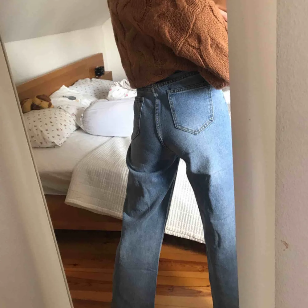 FRAKT INGÅR!! Säljer dessa supersnygga och trendiga straight legs jeans! De är vida och extremt bekväma✨💕 Säljer pga har för många jeans nu. Ord pris. 499kr Vill helst bli av med mina kläder så fort som möjligt så ni får gärna skriva om ni vill köpa dem!. Jeans & Byxor.