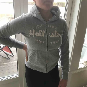  - Grå Hollister kofta. Frakt tillkommer 