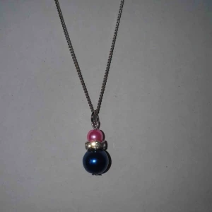  - Sött halsband med MATCHANDE örhängen! 🤩 OBS! Vi kan ej garantera vilket material smycket är gjort i. Frakt ingår inte i priset. Om du vill köpa till en papperslåda vi har tillverkat själva tillkommer en extra kostnad på 15kr ✨