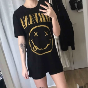  - 🦁 Nirvana T-shirt från H&M, sitter oversize på mig, frakt kostar 35kr 🦁