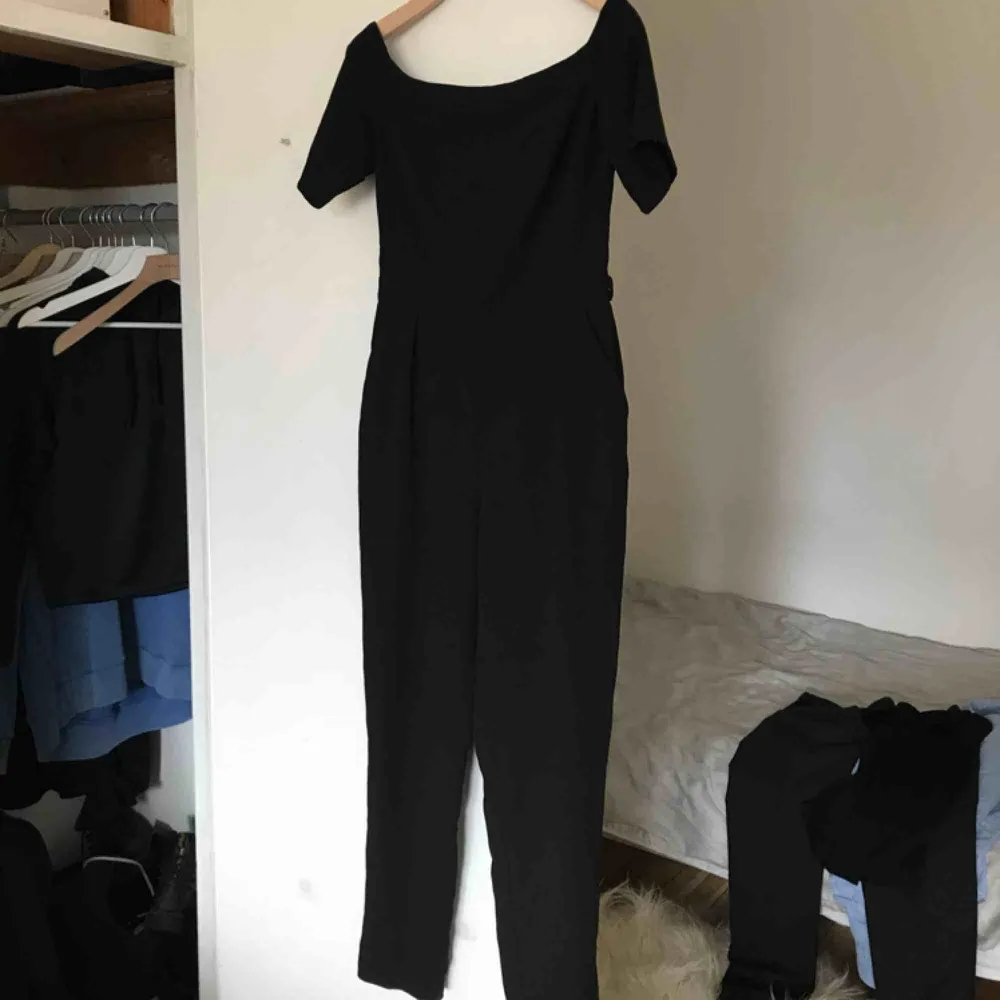 Megafin jumpsuit från Warehouse, storlek 38 men passar mig som brukar ha XS/S! Använd 2ggr och i fint skick🌹. Övrigt.