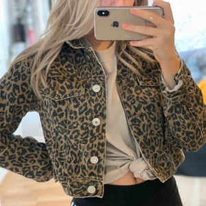  - Snygg Jeansjacka från bikbok 150kr +frakt Inte använt den jättemånga gånger <3  