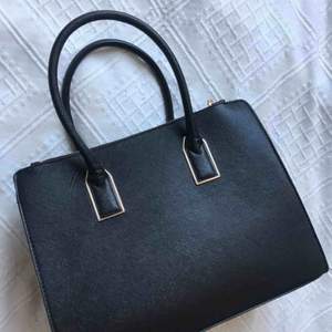 Fin och rymlig handväska från H&M👜 Knappt använd. Kan mötas upp eller fraktas, 150kr exklusive frakt💕