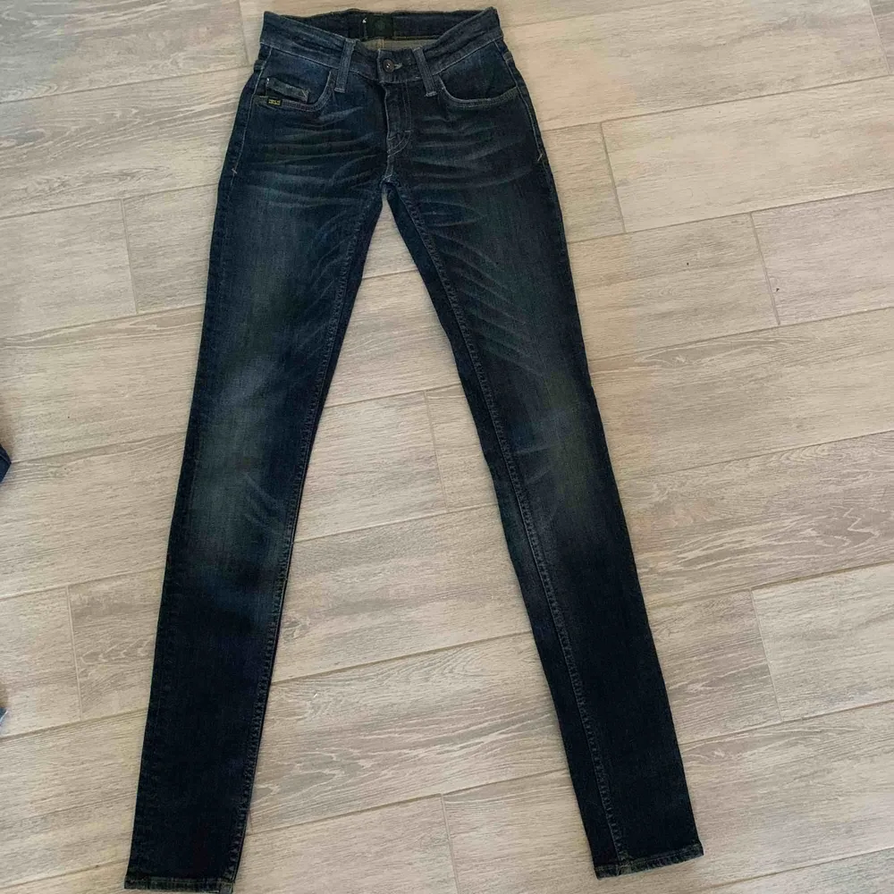 Säljer mina Tiger of Sweden jeans då dom tyvärr är för små... dom är superfina byxor som endast är använda 1-2 gånger!. Jeans & Byxor.