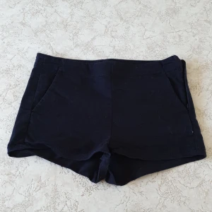 Shorts från Divided str 38 - Bekväma tygshorts från Divided HM. Använt skick, men hela och fina. Storlek 38 och stretchiga. Fickor fram, samt dragkedja och knapp på sidan. Finns i Göteborg och jag har Swish! 