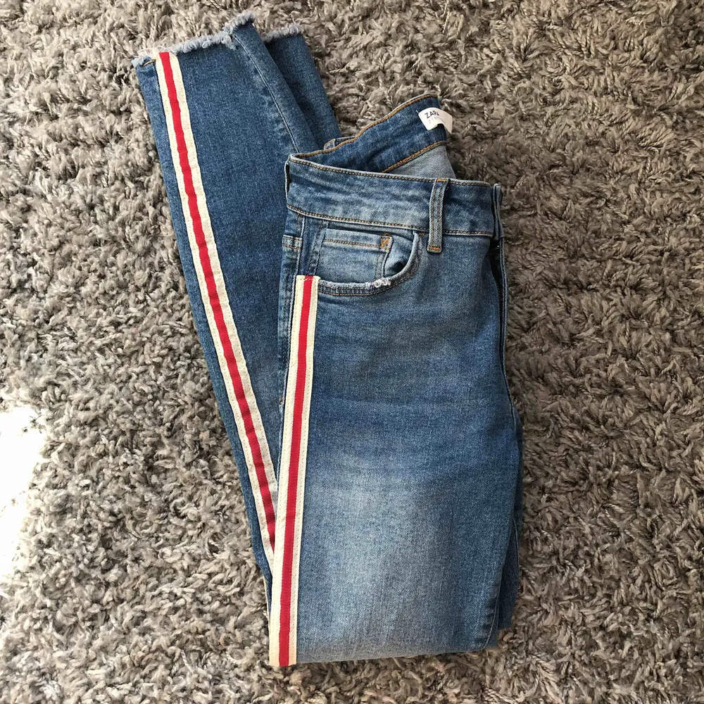 Trendiga zara jeans! Aldrig använd, köpte åt en kompis som aldrig kom och hämta de :/ en skinny 38 eller comfortable 36. Jeans & Byxor.