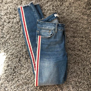  - Trendiga zara jeans! Aldrig använd, köpte åt en kompis som aldrig kom och hämta de :/ en skinny 38 eller comfortable 36