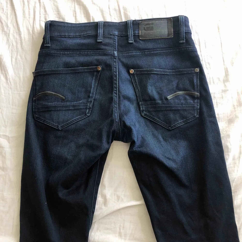 Mörkblåa jeans från G star, kollektion REVEND i superslim. Jeans & Byxor.