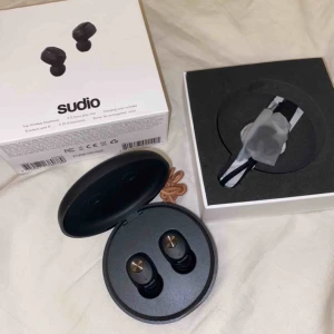  - Helt nya trådlösa hörlurar. Fick dubbelt i present men kunde ej lämna tillbaka för jag hade öppnat förpackningen. Men dom är inte ens testade!!