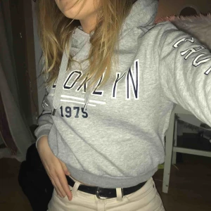  - Populär hoodie från H&M med luva och tryck på båda ärmarna 