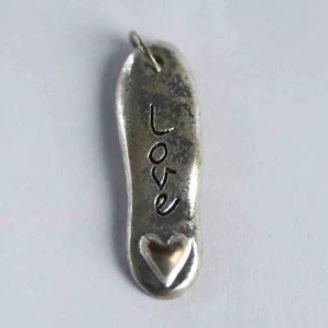  - En litet berlock med ett sött ”love” på. 💕 