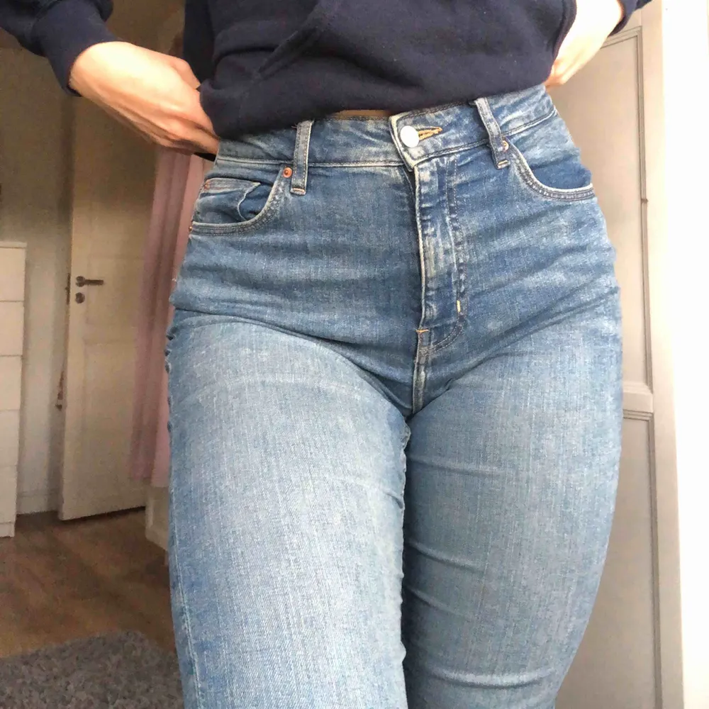 Snygga jeans från h&m, jag är 176cm lång🤍🤍🤍. Jeans & Byxor.