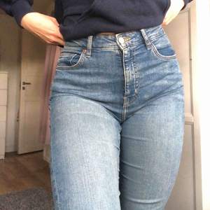 Snygga jeans från h&m, jag är 176cm lång🤍🤍🤍