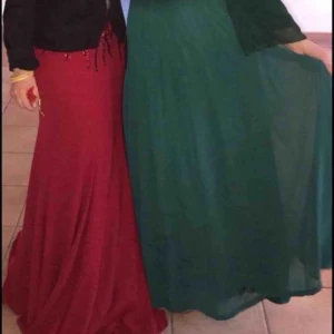  - En super fin balklänning köpte den för 4500kr och har använd den två gånger den har en super fin färg mellan röd och vinröd Köparen står för frakt.