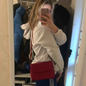  - Säljer denna fina röda väska, den är lite sliten men fin ändå! 💕