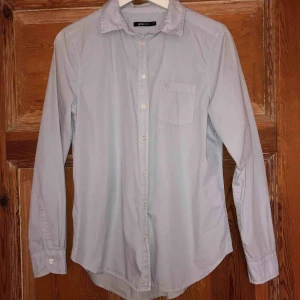  - Fin skjorta i fin ljusblå färg! Skön och snygg passform. Endast använd ett fåtal gånger.  Köparen står för frakten! 