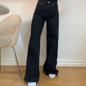  - Ace jeans från Weekday i storlek 24/32. Passar längden 1,63-1,67 (1,60-1,63 om man vill dom ska vara lite längre som på mig). Endast använda 2 ggr.   Köparen står för frakten på 79kr (inga undantag)💝 Vid upphämtning är det endast swisch som gäller💞