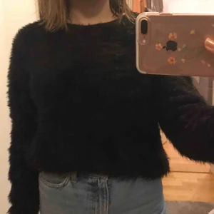  - supersöt lurvig tröja i perfekt skick. kan skickas men köparen står för frakt 