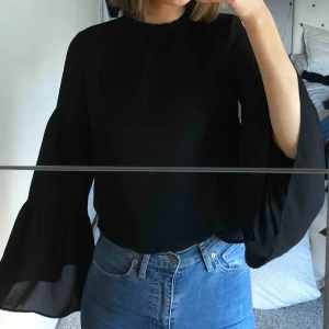  - Söt blus från Ginatricot. Detaljer runt halsringningen och på ärmarna. Aldrig använd bara testad. Står stolek 34 men passar mig som är stolek 36 på toppar. Köparen står för frakten 🌸