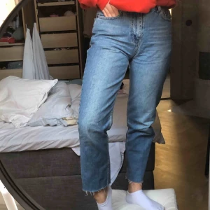  - Nelly jeans i storlek 36! Sitter som en smäck! Jag är 164 cm och detta är längden på mig👆🏼🥰💕 Möta upp i Stockholm annars 150kr med frakt!