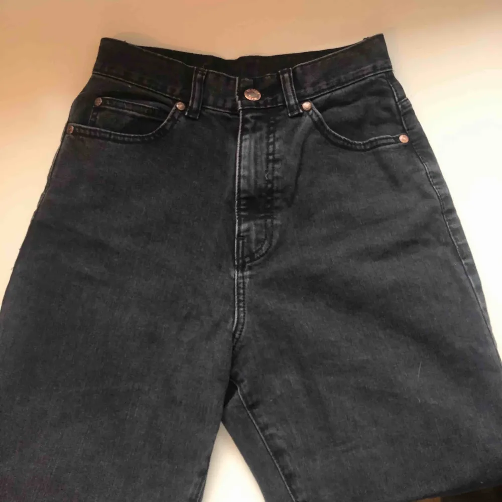 Svarta jeans från Dr denim! Highwaisted och lösare i modellen men passar beroende på ens storlek ! Köpta på Plick men för små för mig! FRAKT 88kr eller mötas i Stockholm stad. Jeans & Byxor.