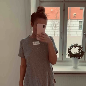  - Superfin/mysig NIKE tröja med slits på sidorna ✨ sjukt fin att ha på gymmet eller till vardags 😍