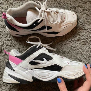  - Nike tekno mk2, slutsålda på hemsidan och perfekta till våren!🥰 stl 39/40 och drömmigt sköna. Använda endast några gånger och i nyskick. Nypris 1100