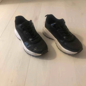  - svarta skor storlek 36, 4 veckor gamla 