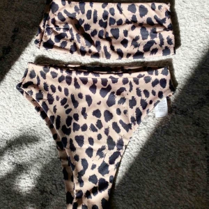  - Bikini med högmidjade nederdel Aldrig använt  Säljer den endast som ett sett  Swish finns 👏🏽  Frakt tillkommer 