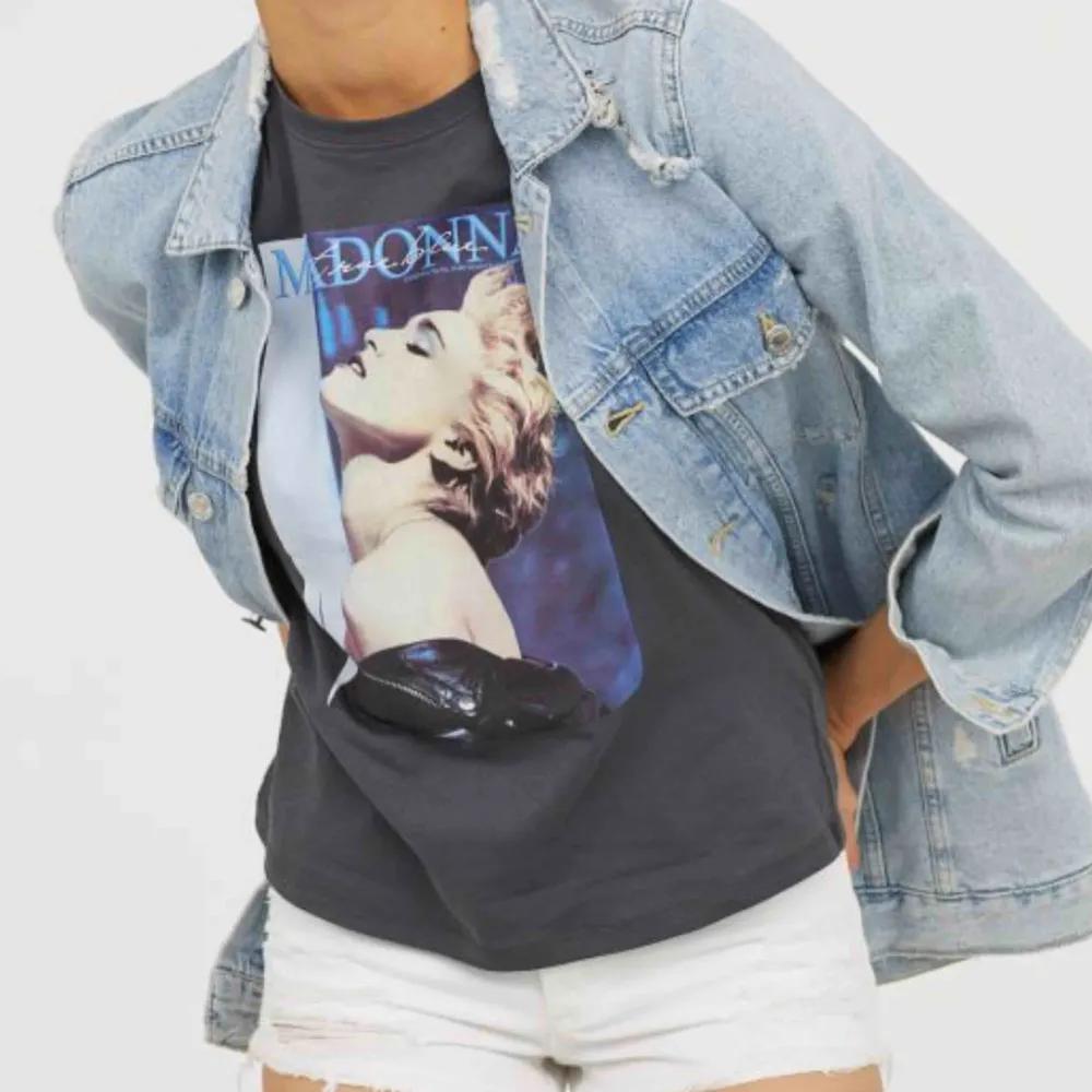 Madonna T-shirt, knappt använd! 🥰. T-shirts.