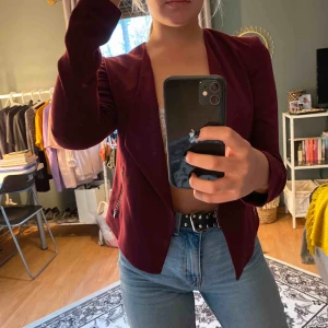  - Vinröd kavaj från H&M i storlek XS Betalning sker via swish. Köparen står för frakten!