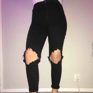  - Säljer nu mina svarta jeans på grund av att dom inte kommer till användning längre. Välanvända men ganska bra skick ändå, lite slitna på bakfickorna bara. Skriv om du har några frågor eller vill ha fler bilder.  Köparen står för frakten😊💕