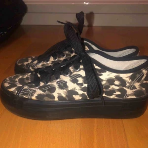  - Skor från Åhléns som bara är använda ett par gånger. Nypriset är 563kr men jag säljer de för bara 180kr då de är för små för mig!🌸