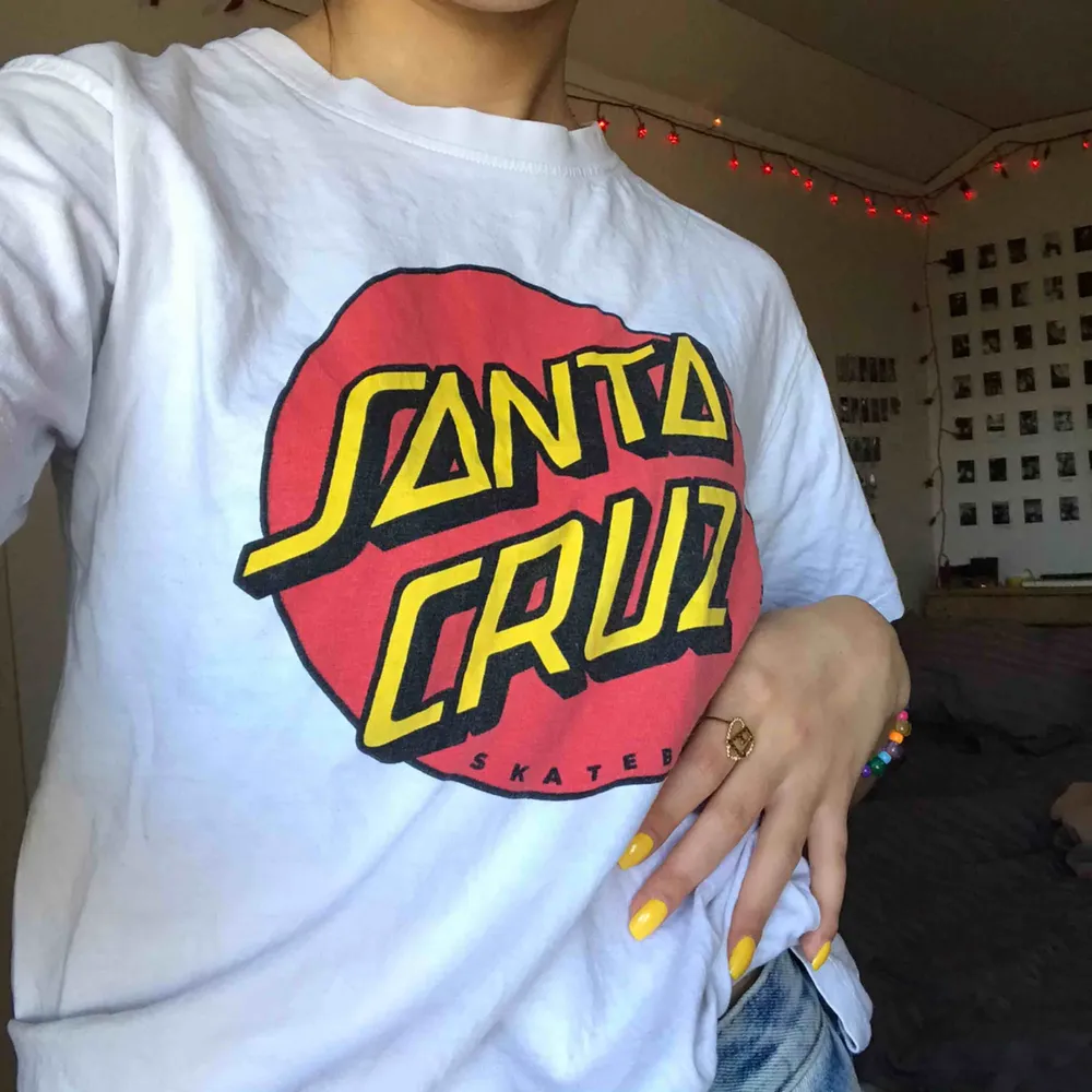 Vit t-shirt från Santa Cruz skateboards, trycket är något urtvättat men det är nästan snyggare så. Nackkragen är även lite töjd:) . T-shirts.