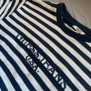  - Gue$$ x Asap Rocky t shirt, mörkblå/vit randig jävligt fet, cond 8/10, storlek Small, pris 600kr