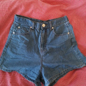 Högmidjade kortbyxor  - Högmidjade kortbyxor second hand, härliga och vida vid låren