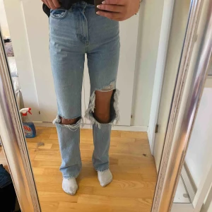  - De mest perfekta jeansen med slitningar framtill! Jag är 168 för referens mått, faller så sjukt snyggt över skor! Frakt är inkluderat i priset💞