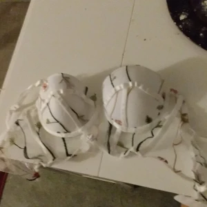 XL - Vit bh som är för liten i kupan för mig men den är väldigt söt.