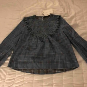  - Helt ny blus från Zara super söt på! Prislappen är kvar. Frakt tillkommer.