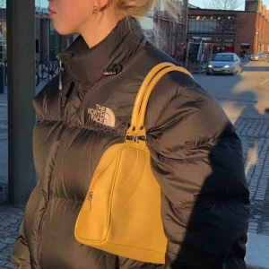  - Måste tyvärr sälja min favoritväska!💖 Fint skick och man får plats med så mycket saker i den! 