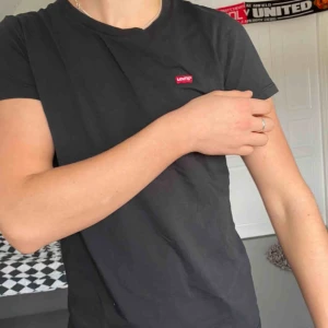  - T-shirt från levis som tyvärr är för liten för mig. 