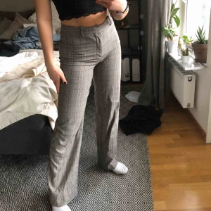  - Långa,högmidjade, vida kostym byxor från zara i storlek m. Färgen/mönstret kommer fram mer på sista bilden.köpta för 600kr och är helt slut.