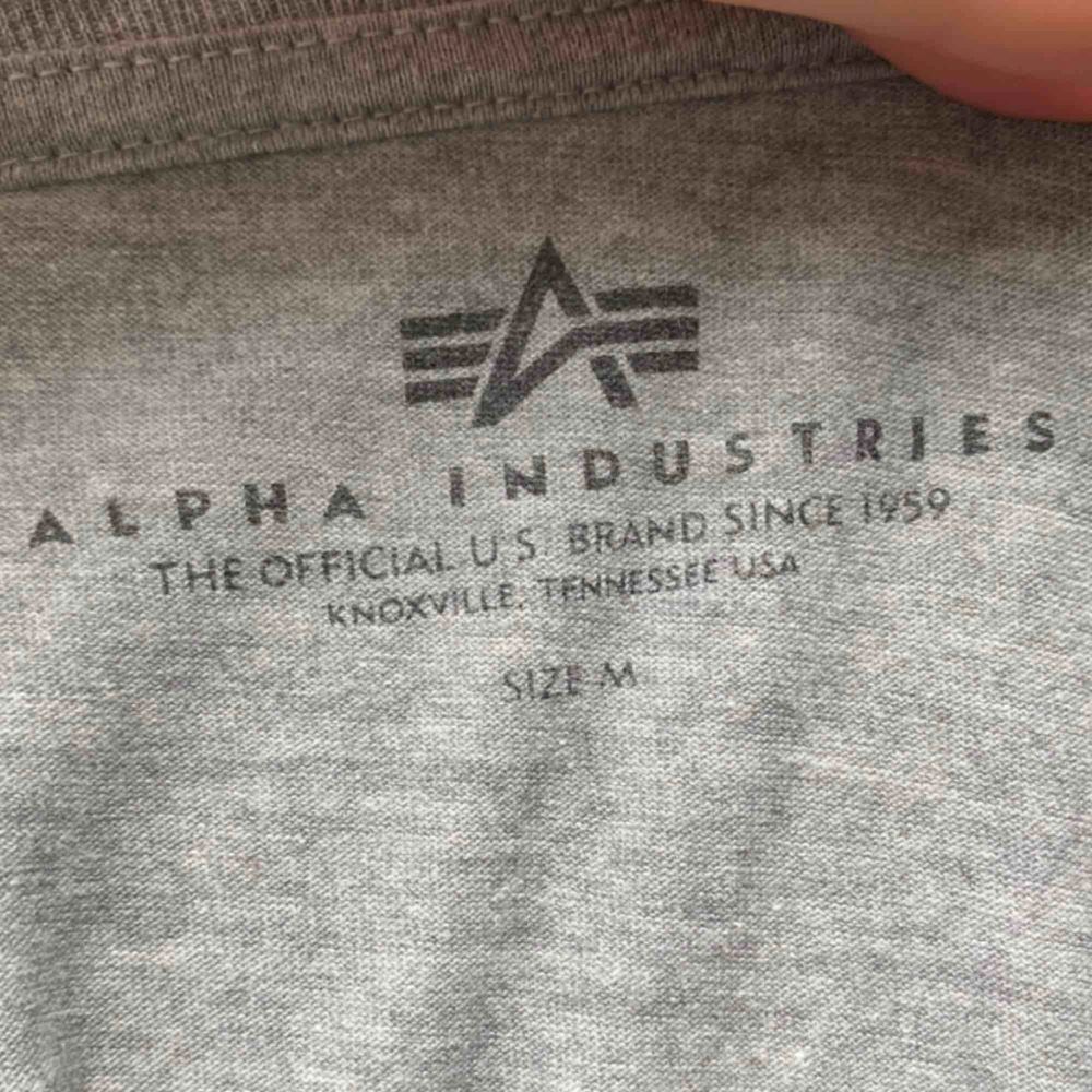 Grå T-shirt från alpha industries. Använd max två gånger och i nyskick!  Jag säljer den för 150kr inklusive frakt.. T-shirts.
