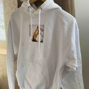  - En vit hoodie med tryck. Fint skick. 