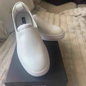  -  Vita vår/sommar skor storlek 36. Oanvända & Orginalkartong medföljer