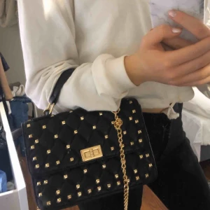  - Valentino inspirerad väska med nitar, knappt använd! Köparen står för frakten 🤍