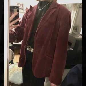 Kavaj - Vinröd kavaj liknande jacka i sammet material 🐙 Köpt second hand och min egna uppfattning av storleken är S/M beroende på om man vill ha den lite oversized eller inte! Jag är 1.76 cm lång ⭐️ 100kr, kan mötas upp i Falun